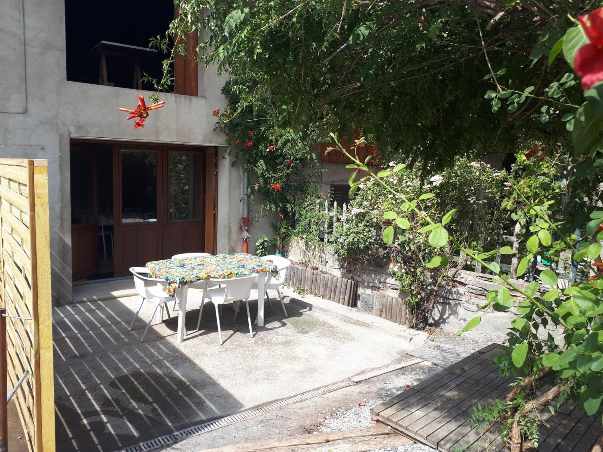 Le Pouvoir Des Fleurs, De 2 A 4 Personnes Crots Exterior photo